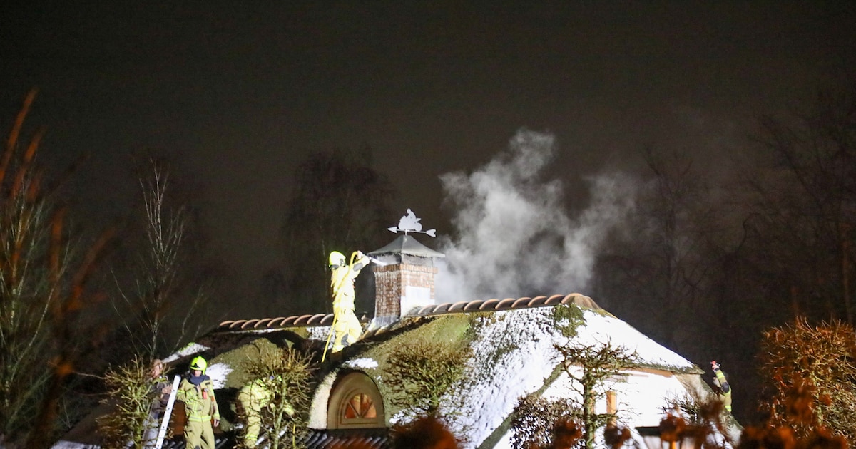 Schoorsteenbrand slaat niet over naar rieten kap in Voorthuizen