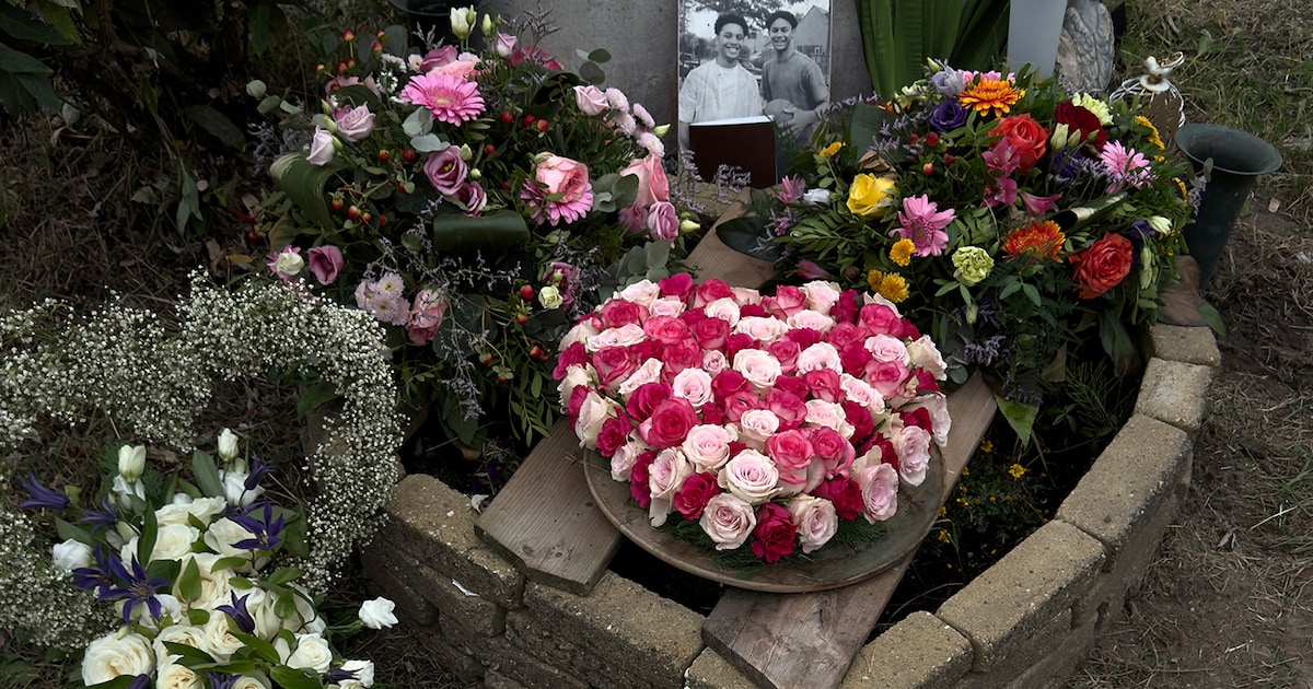 Vijf jaar na fatale ongeval van Noah en Isay Gesser leggen mensen bloemen neer bij herdenkingsplek i