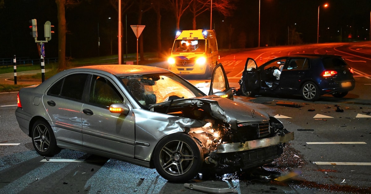 Veel schade bij harde botsing op de Houtenseweg in Nieuwegein