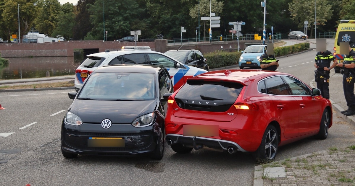 Botsing tussen twee auto's op Polanerbaan in Woerden