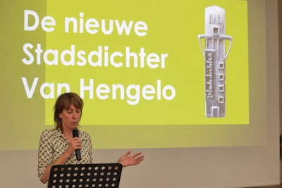 Mariska Bosch volgt Robert Roth op als stadsdichter van Hengelo