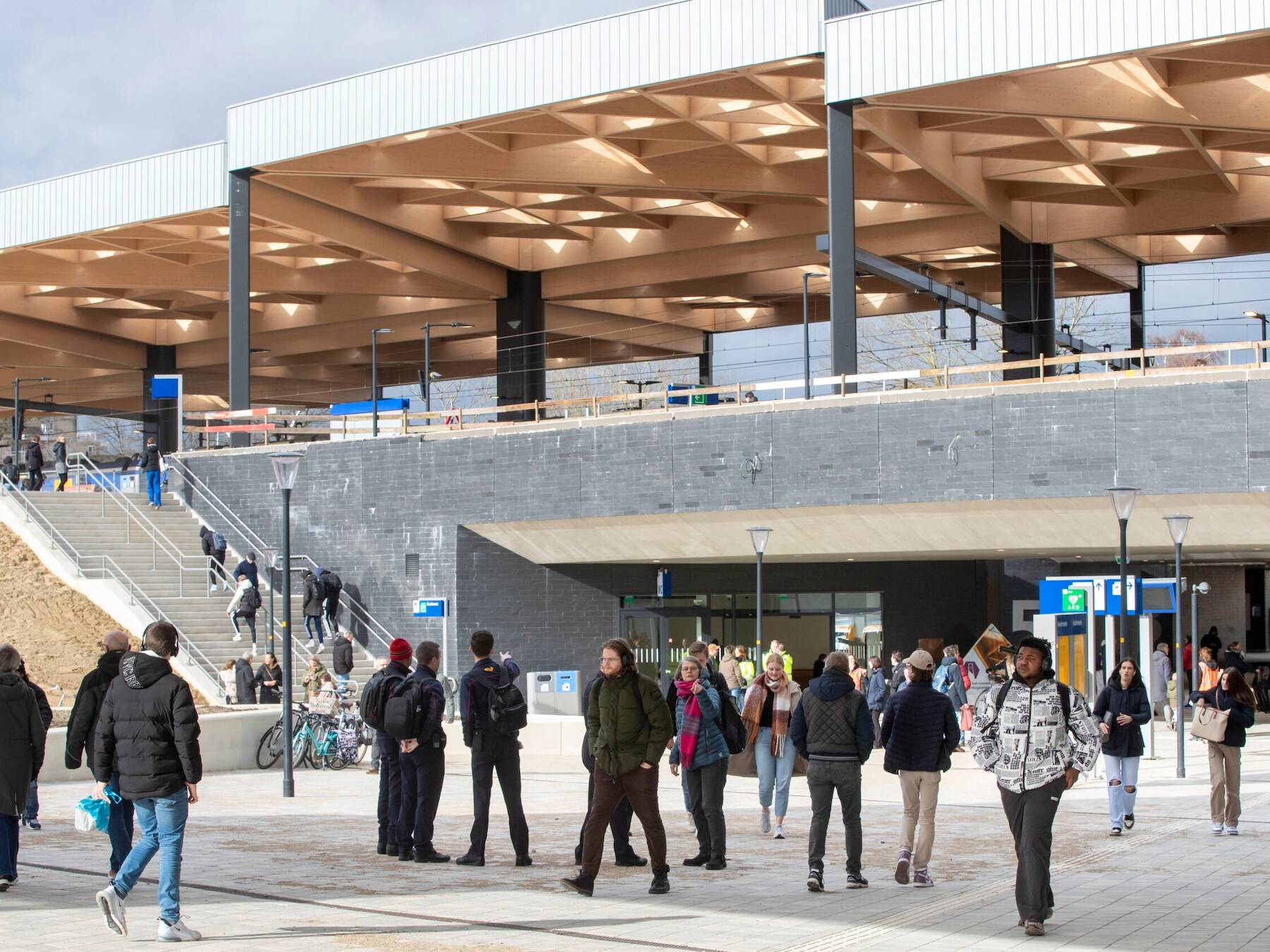 Peukie op het perron? Al zo lang is dat verboden op de stations in Ede