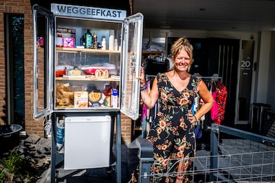 Mariëlle monteert wieltjes onder haar ‘illegale’ weggeefkast: ‘Dan is het geen bouwwerk meer’