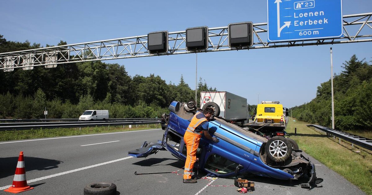 Auto ondersteboven op de A50 bij Loenen