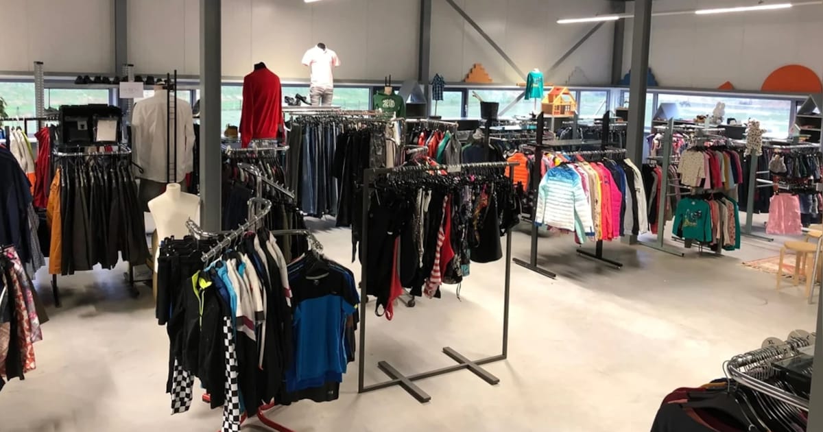 Kledingbank Maxima verkoopt kleding voor goed doel in Appingedam voor vijf euro