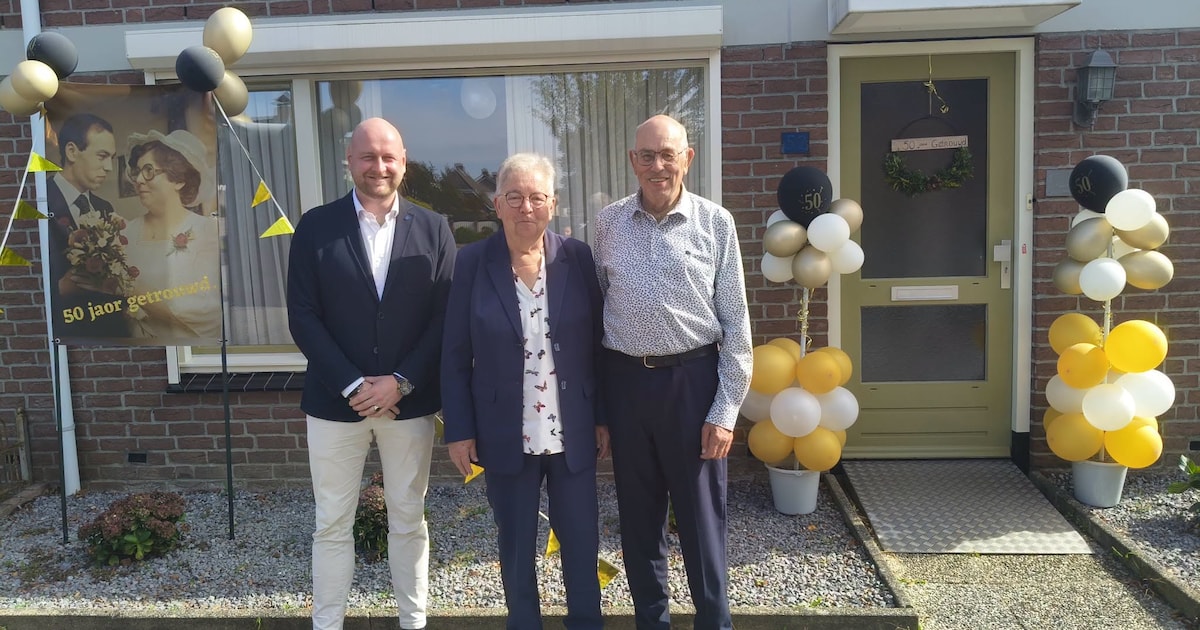 Wethouder Stocks feliciteert echtpaar Geerlings-van Lomm in Beesel met 50-jarig huwelijk