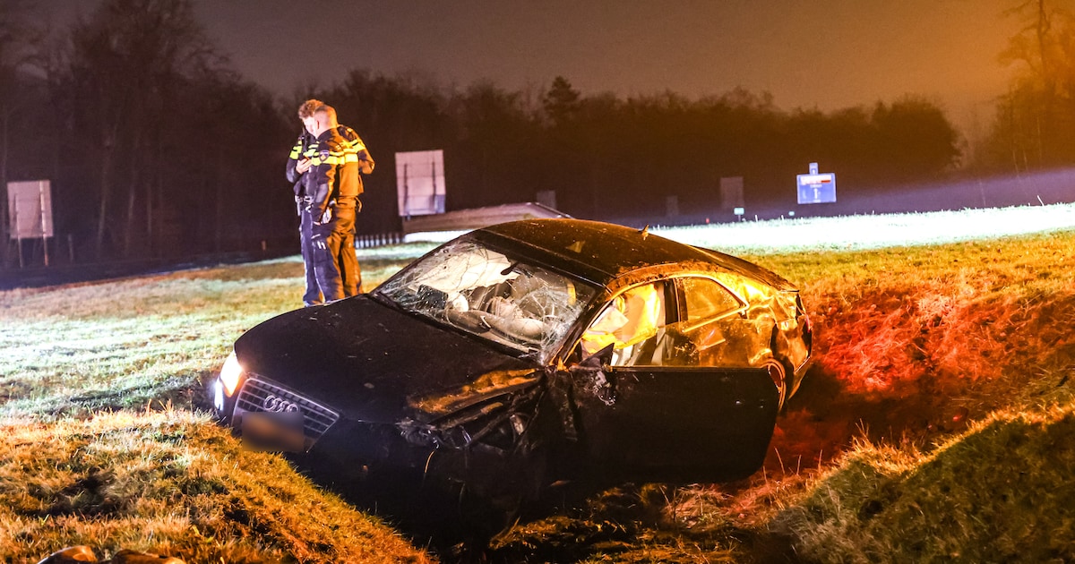 Auto slaat over de kop op de N391 bij Emmen, bestuurder naar ziekenhuis | 112 nieuws Emmen