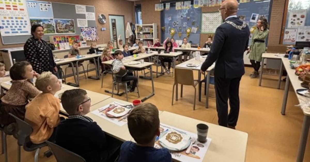Burgemeester schuift aan bij basisschool 't Smelleken uit Valkenswaard voor Burgemeestersontbijt