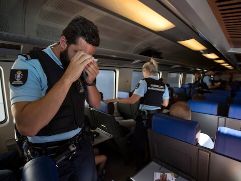 Marechaussees controleren identiteitsdocumenten in een trein.
