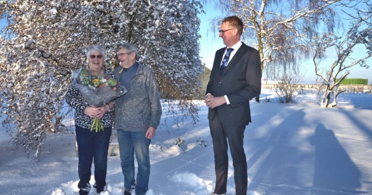 Locoburgemeester bezoekt smaragden bruidspaar in Benschop