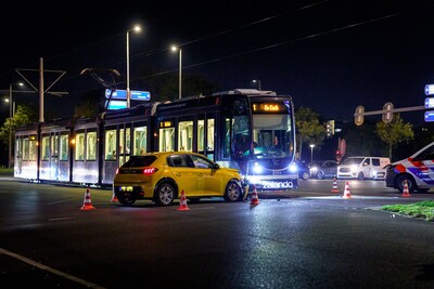 Auto's botsen op Marconiplein in Rotterdam, geen gewonden