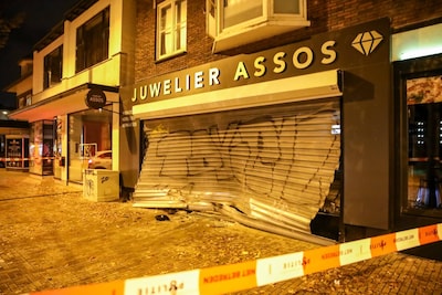 Ramkraak op juwelier in centrum Apeldoorn: schade enorm, daders op scooter gevlucht