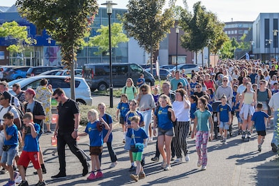 Jong en oud samen in Woudhuis en Osseveld: ruim 800 kinderen wandelen vier avonden door de wijk