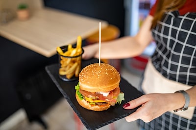 Vaste klant overvalt hamburgerzaak op weg naar huis: ‘Hij verandert in de duivel’