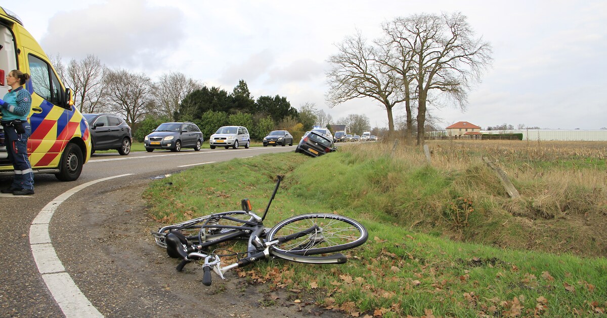 Auto belandt in sloot na botsing met fietser op de Maaseikerweg in Weert