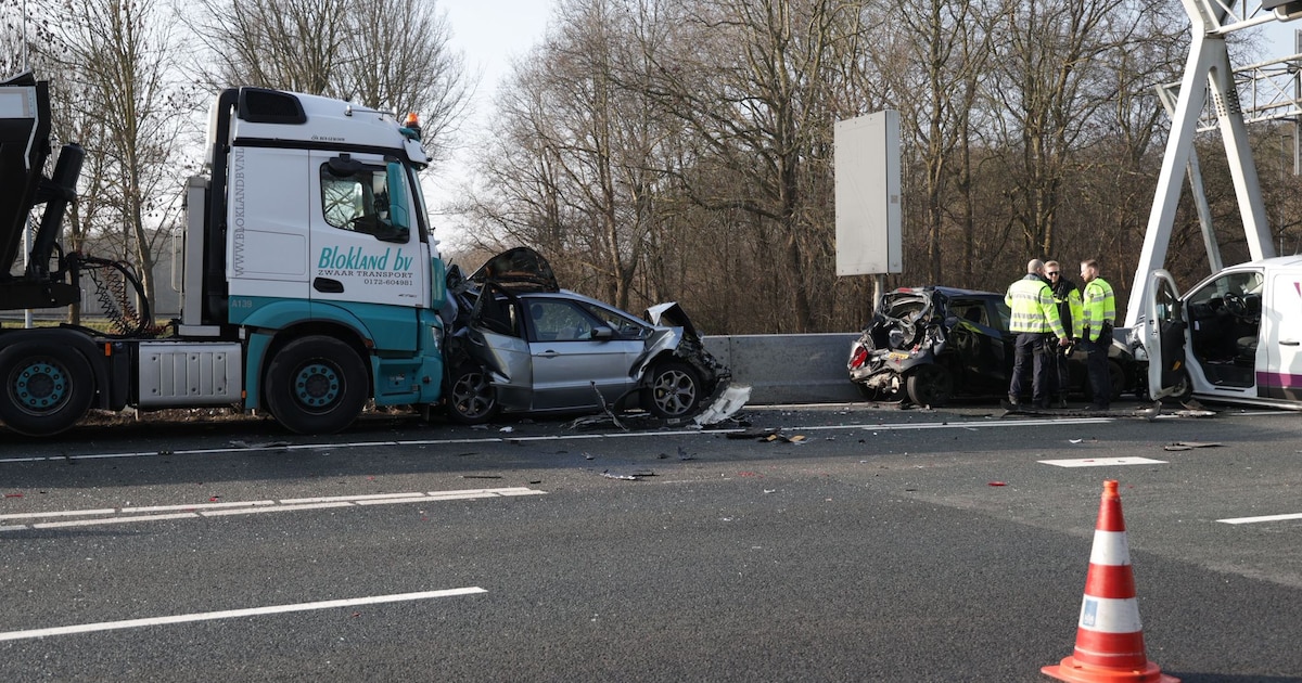 Vrachtwagen betrokken bij kettingbotsing op de A22 bij Velsen-Zuid: snelweg naar Beverwijk tot 17.30
