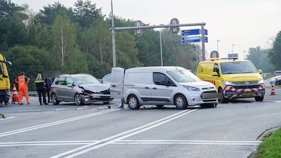 Auto en bestelbus botsen op kruising in Oss, slachtoffer naar ziekenhuis