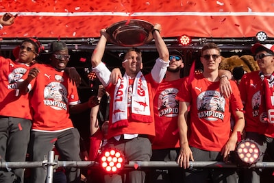 Bij titel op 22 maart wordt PSV pas op 6 april gehuldigd