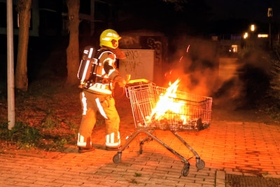 Winkelwagen in brand op Nieuwe Tielseweg in Tiel