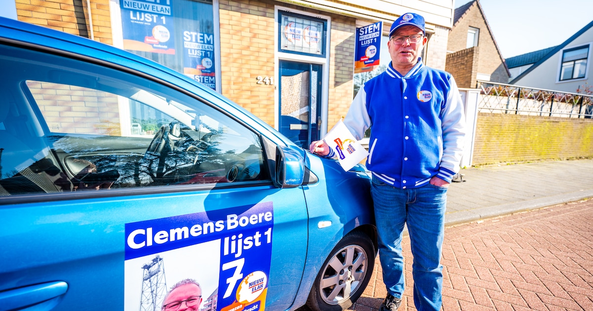 Clemens Boere voert op bijzondere manier campagne: in een beverpak en met zijn hoofd op zijn auto