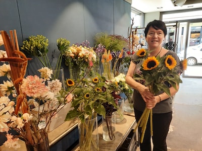 Apeldoornse bloemenzaak Gorkink stopt na 52 jaar: ‘Een boeket maak ik met mijn ogen dicht’