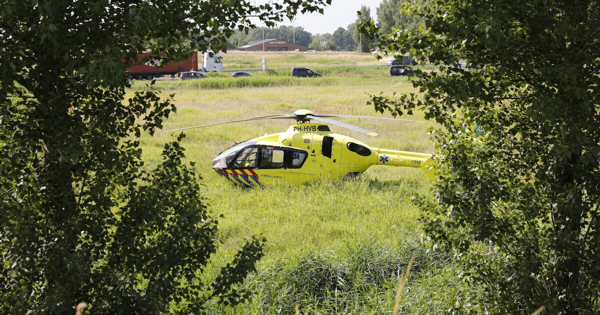 Motorrijder botst met auto bij oprit van A4 in Dinteloord, traumahelikopter landt op grasveld