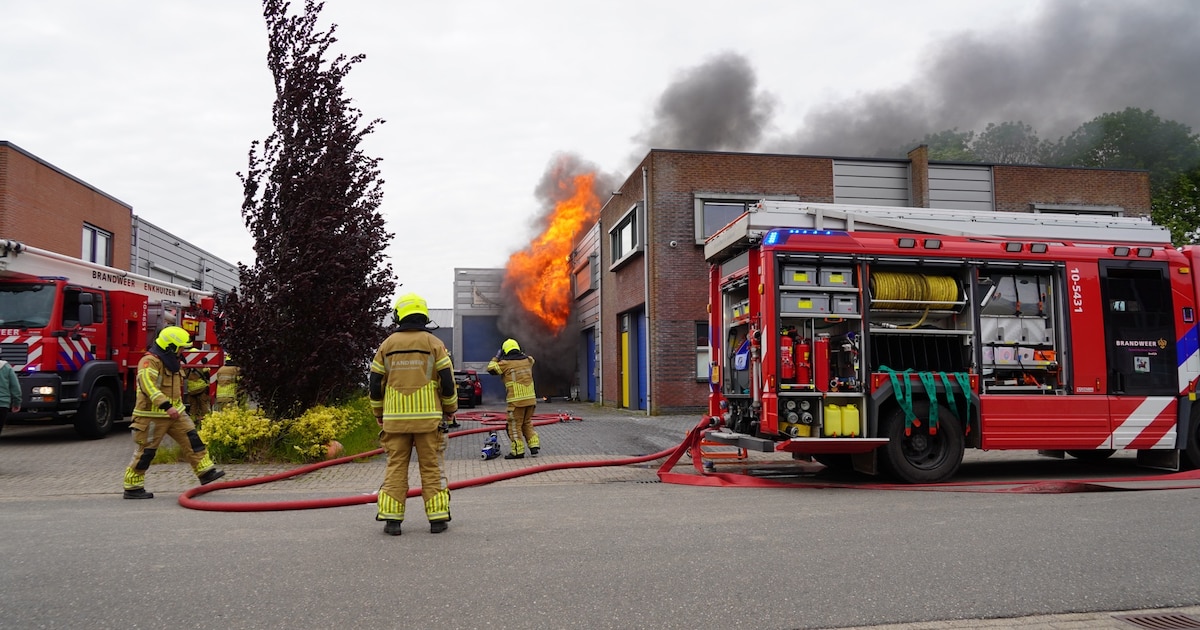 Metershoge vlammen uit bedrijfsverzamelgebouw aan de Handelsweg in Andijk