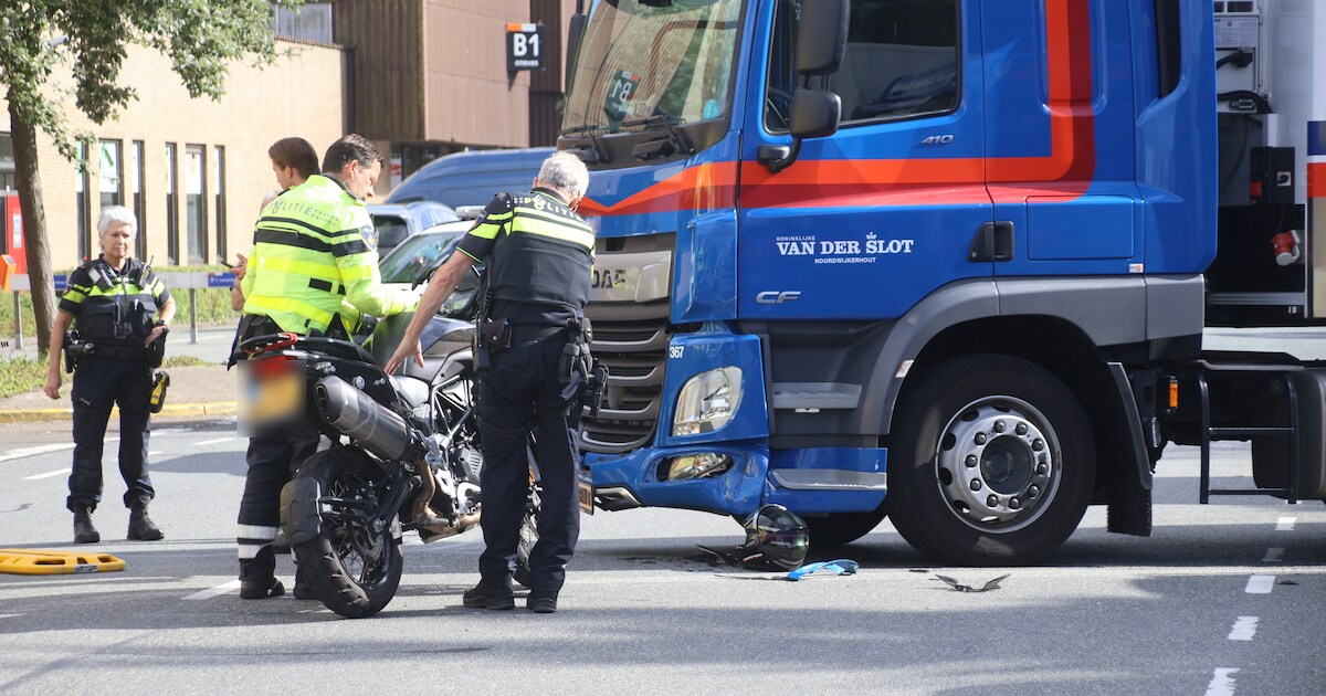 Motorrijder komt in botsing met vrachtwagen aan Laan van Verhof in Rijnsburg