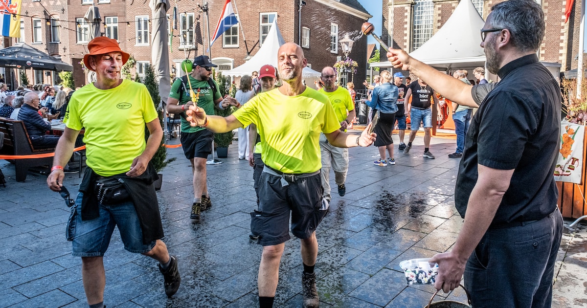In Gennep krijgen de wandelaars ook een beetje hulp van boven