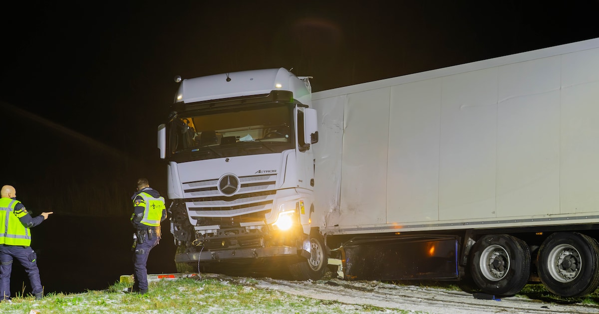 Vrachtwagen botst tegen geleiderail in Zeewolde: chauffeur raakt gewond
