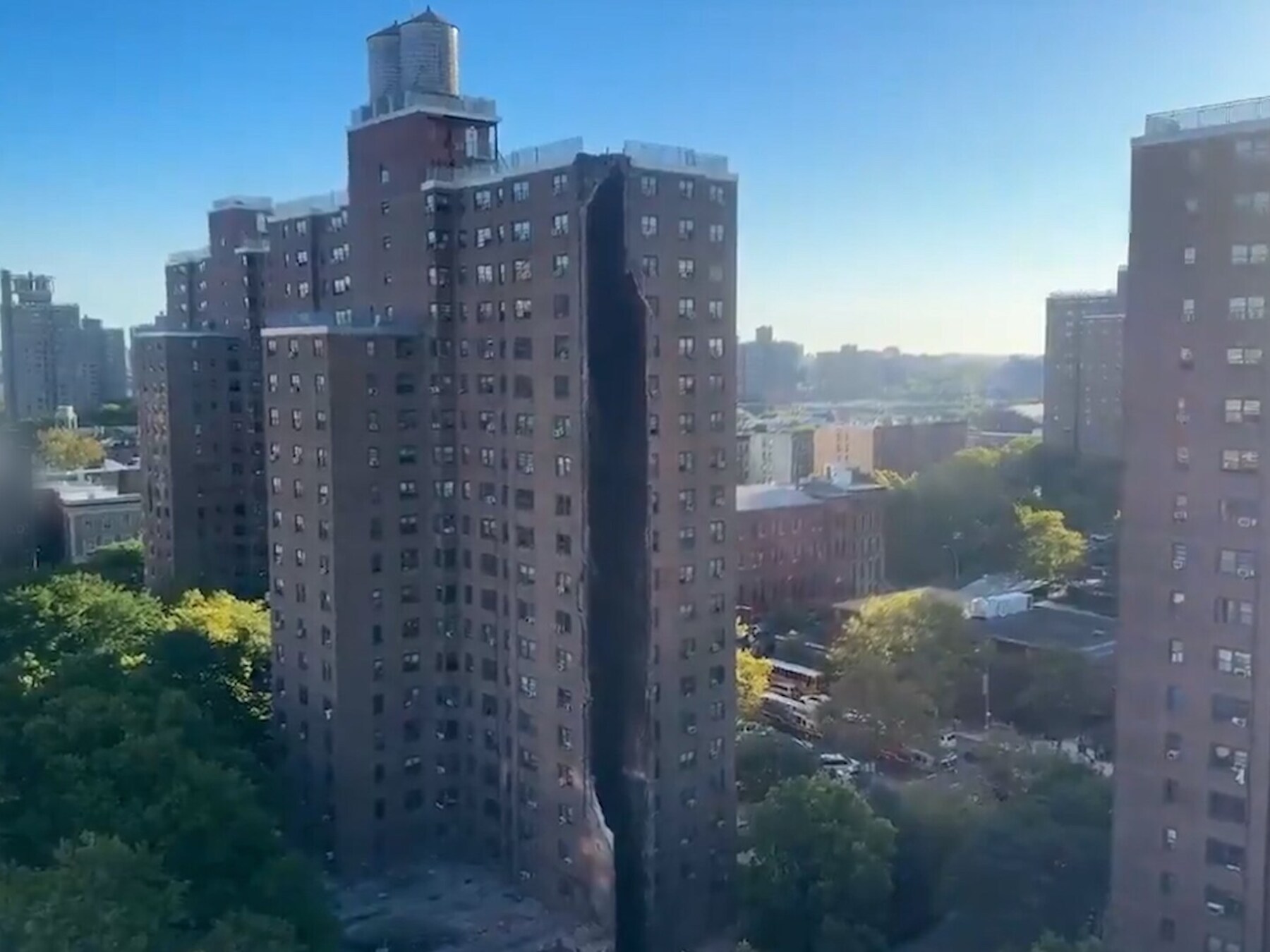 Hoek van Amerikaans wooncomplex met 17 verdiepingen ingestort