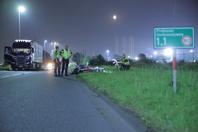 online-vergoed-een-motorrijder-overleefde-de-botsing-met-een-geparkeerde-vrachtwagen-op-de-prof-gerbrandyweg-niet