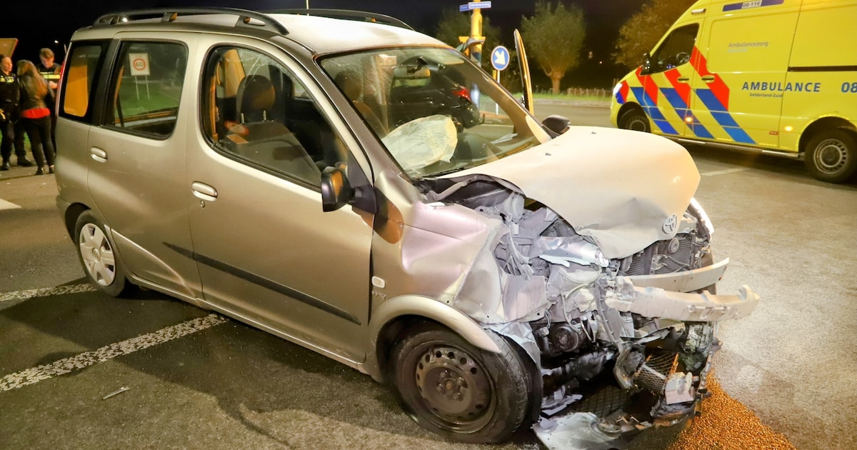 Gewonde en veel schade na harde botsing tussen twee auto's in Acquoy