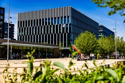 Hoogleraar Erasmus Universiteit onder vuur: Muslim Rights Watch eist ontslag na ‘haatzaaiende posts’