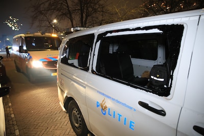 Agenten raken gewond na geweld op oudjaarsavond en doen aangifte, politie zoekt getuigen