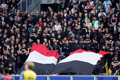 Cambuur-Feyenoord onderbroken: fans van Rotterdammers steken vuurwerk af