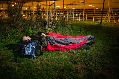 Slapen in park, rillen in de kou: dakloos zijn, bevalt deze wethouder slecht