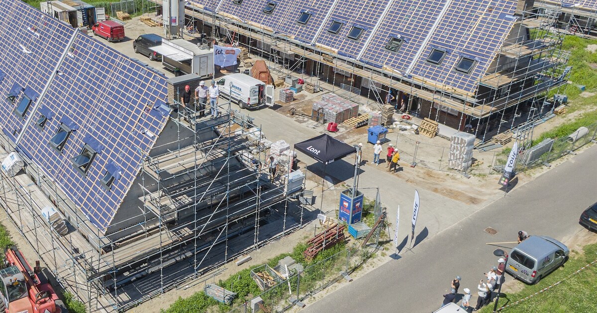 Hoogste punt bereikt bij bouw van 32 sociale huurwoningen in Skoatterwâld