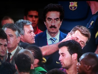 Vinger in oog, verbale gevechten en sproeiers om hem te verjagen: José Mourinho heeft beruchte historie in Camp Nou