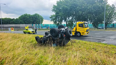 Jeep belandt ondersteboven naast A16 bij Dordrecht, man en hond ongedeerd