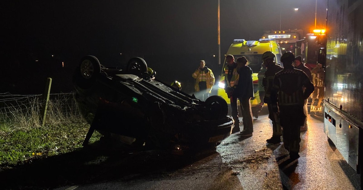 Auto crasht tegen boom en slaat over de kop in Oude Wetering