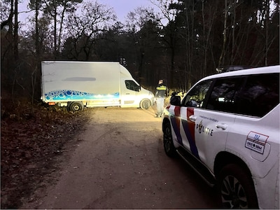 Drugsafvaldumpers rijden zich vast en laten in paniek alles achter