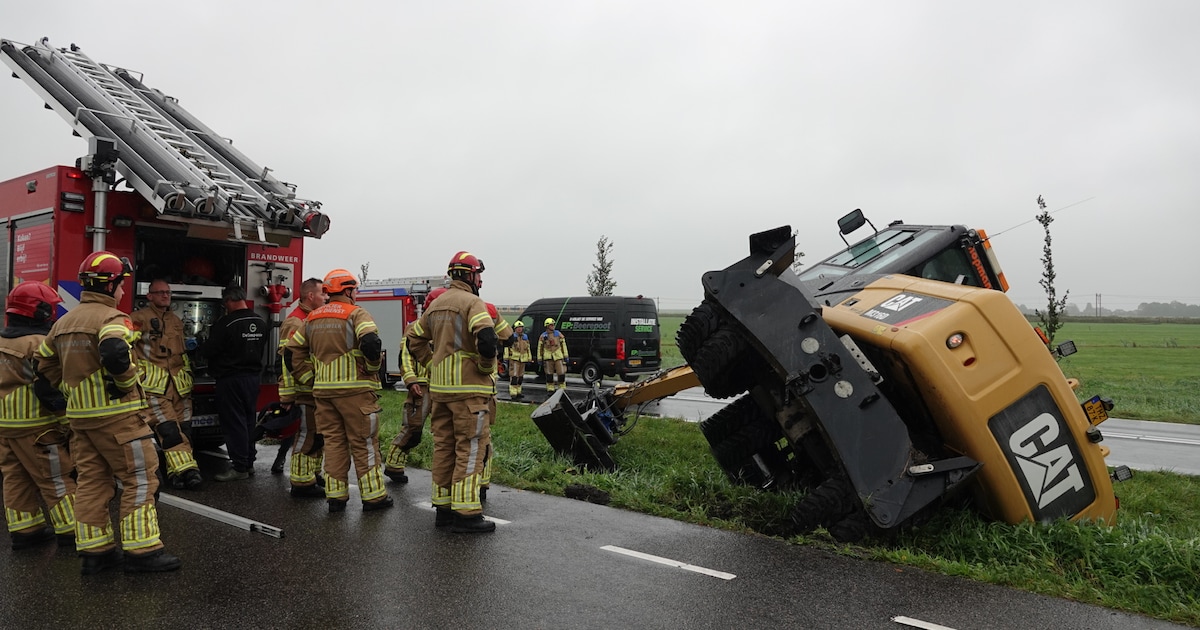 Graafmachine belandt in berm langs N247 bij Oosthuizen, voertuig dreigt te kantelen
