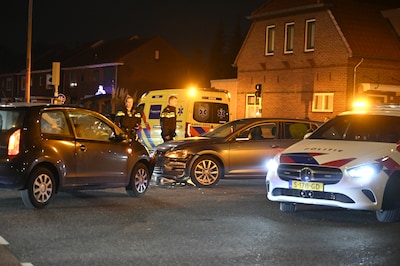 Auto’s botsen op kruising in Almelo, bestuurder verlaat plek van ongeval