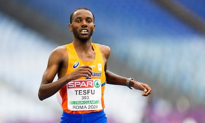 Gestopt als lasser en nu loopt Filmon Tesfu toptijd in marathon Valencia