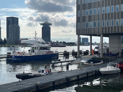 Lichaam gevonden in water bij IJdok, politie gaat niet uit van misdrijf