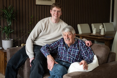 ‘Voor mij is het abracadabra’: opa Bill (80) appt zijn kleinzoon Tim als de computer weer eens dwars