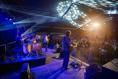 Camel Island feest in Amsterdam en overtreft verwachtingen in Huissen: ‘Ze spelen zo makkelijk!’