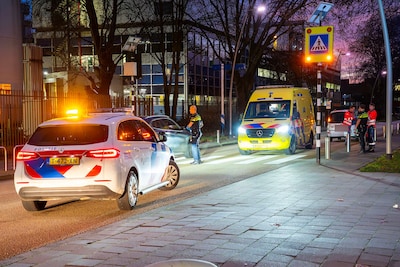 Voetgangster steekt over op zebrapad en wordt aangereden in Oss
