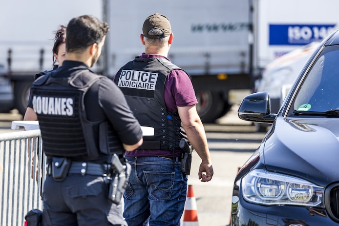 De douane en de gerechtelijke politie tijdens een internationale controleactie net over de grens met Nederland.